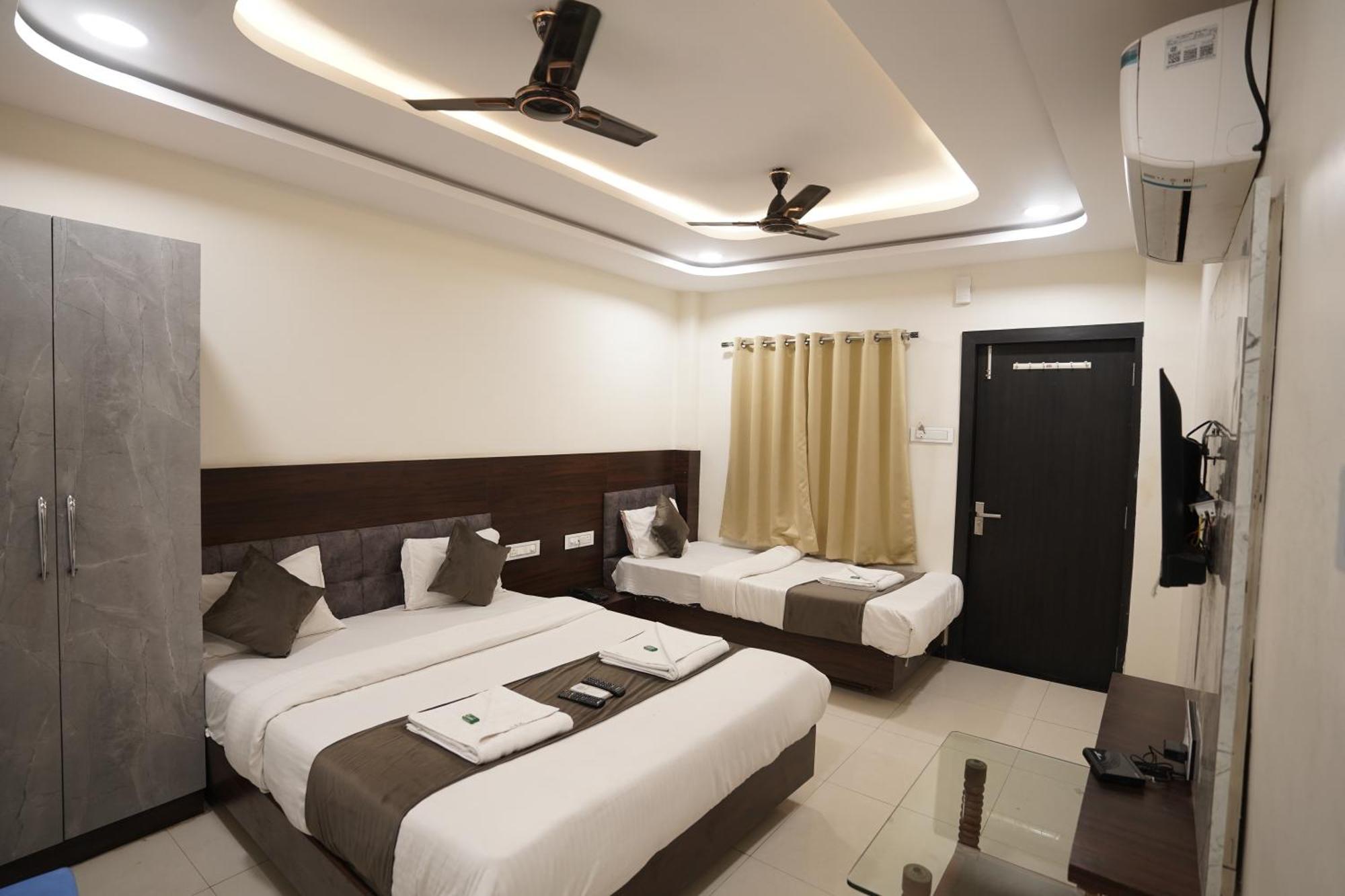 Hotel Dev Kripa อุจเจน ภายนอก รูปภาพ