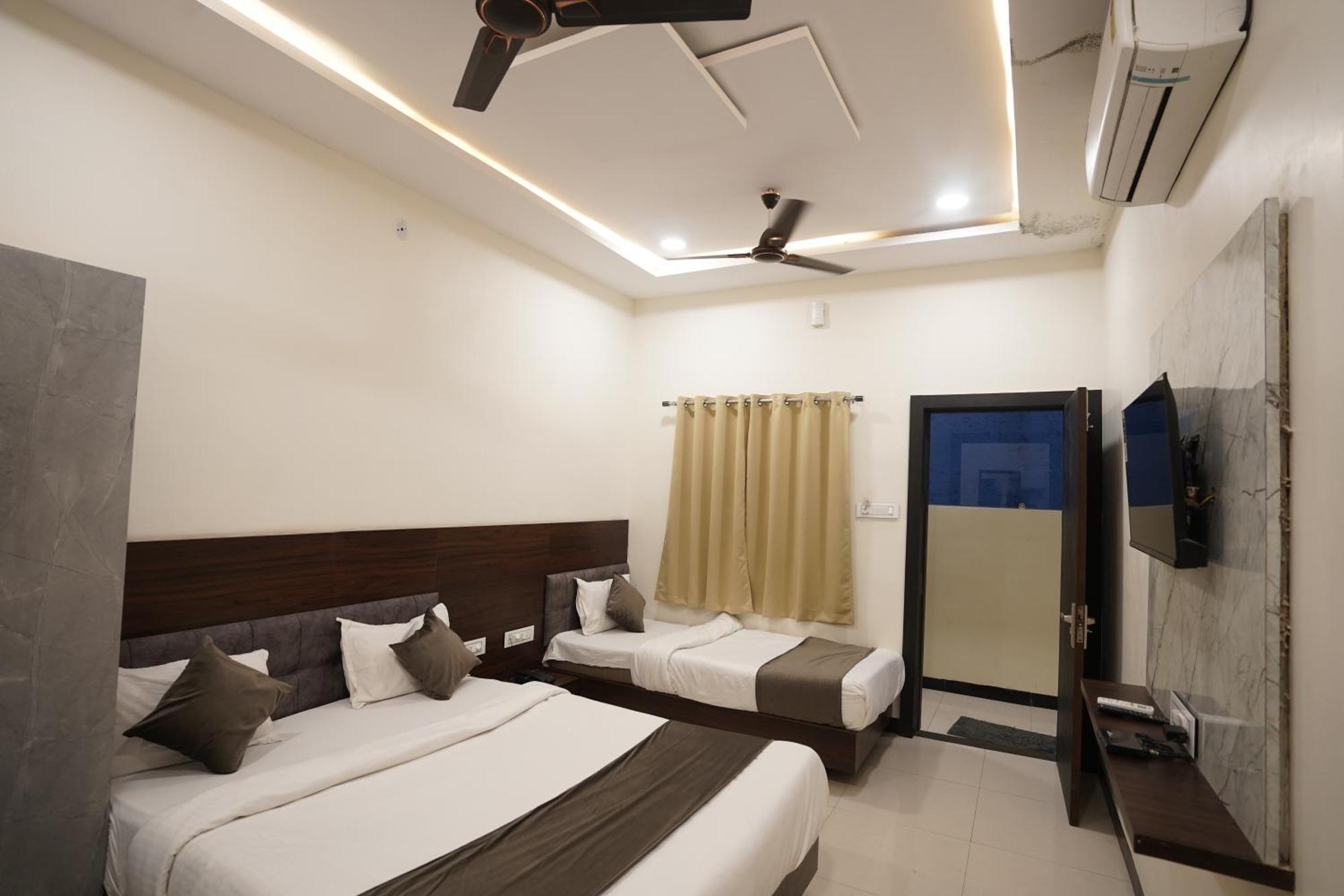 Hotel Dev Kripa อุจเจน ภายนอก รูปภาพ