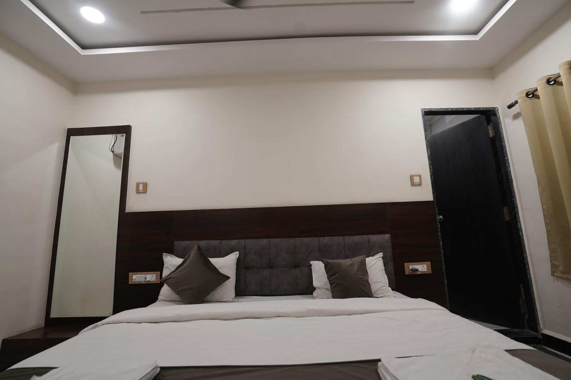 Hotel Dev Kripa อุจเจน ภายนอก รูปภาพ