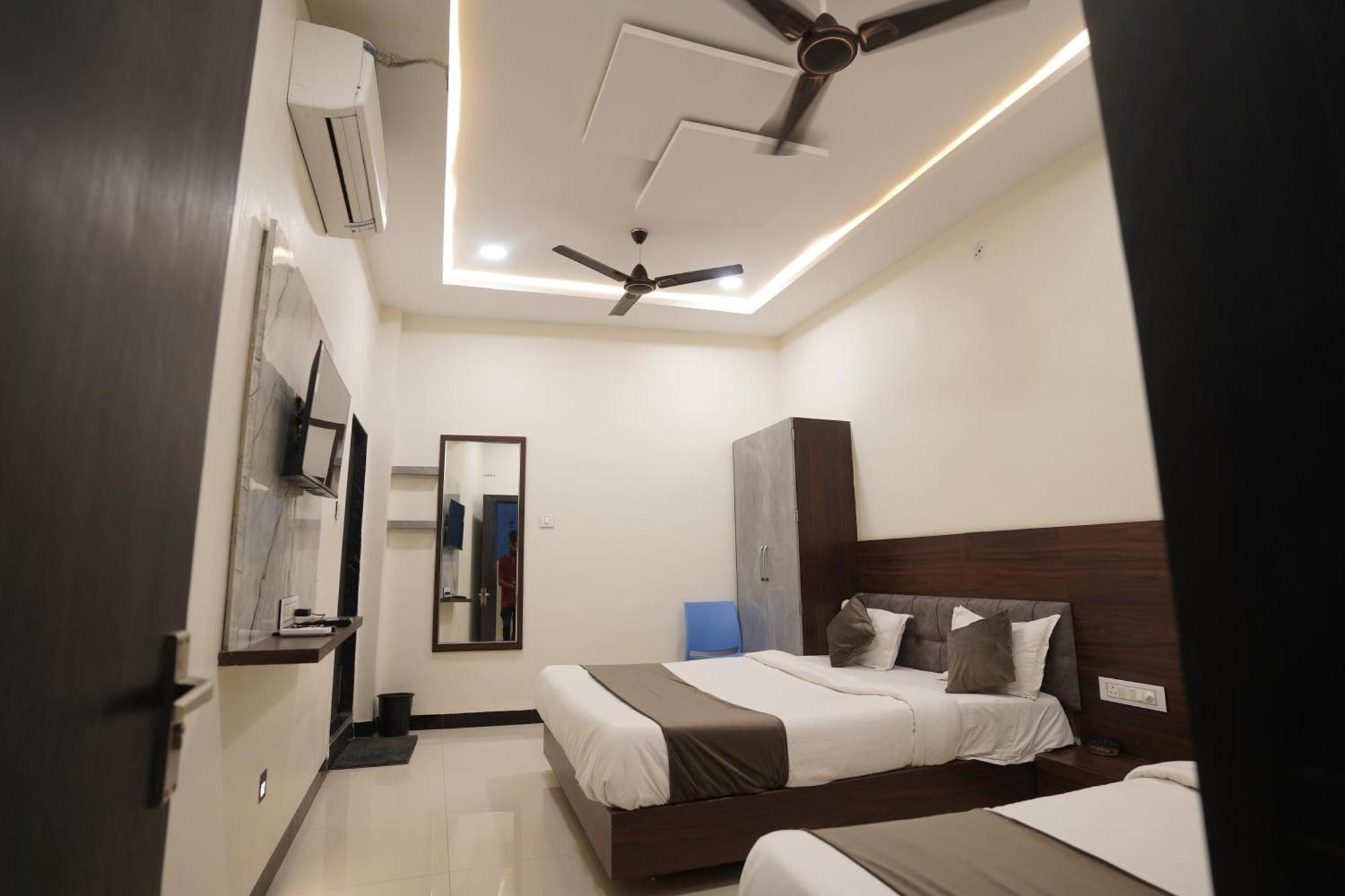 Hotel Dev Kripa อุจเจน ภายนอก รูปภาพ