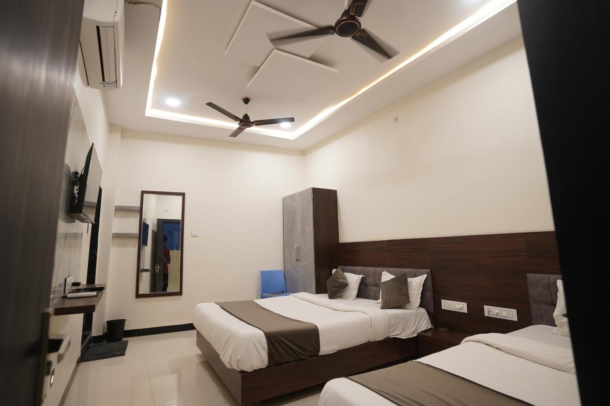 Hotel Dev Kripa อุจเจน ภายนอก รูปภาพ