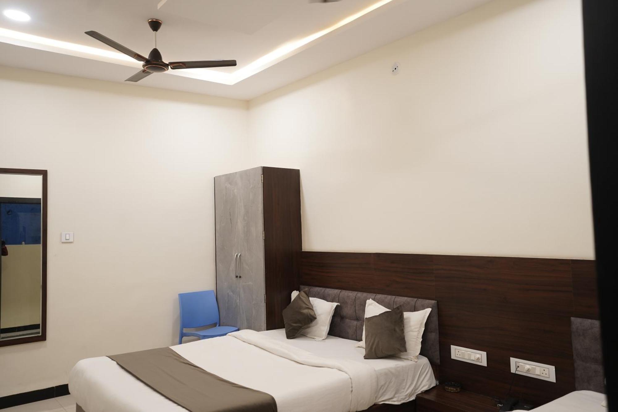 Hotel Dev Kripa อุจเจน ภายนอก รูปภาพ