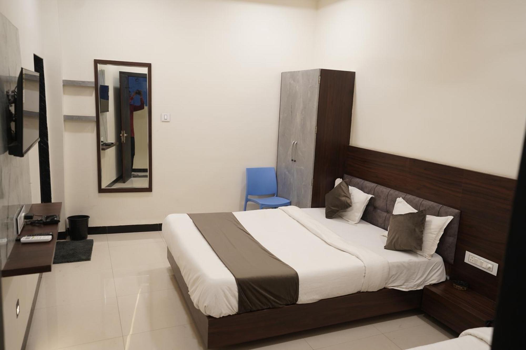 Hotel Dev Kripa อุจเจน ภายนอก รูปภาพ